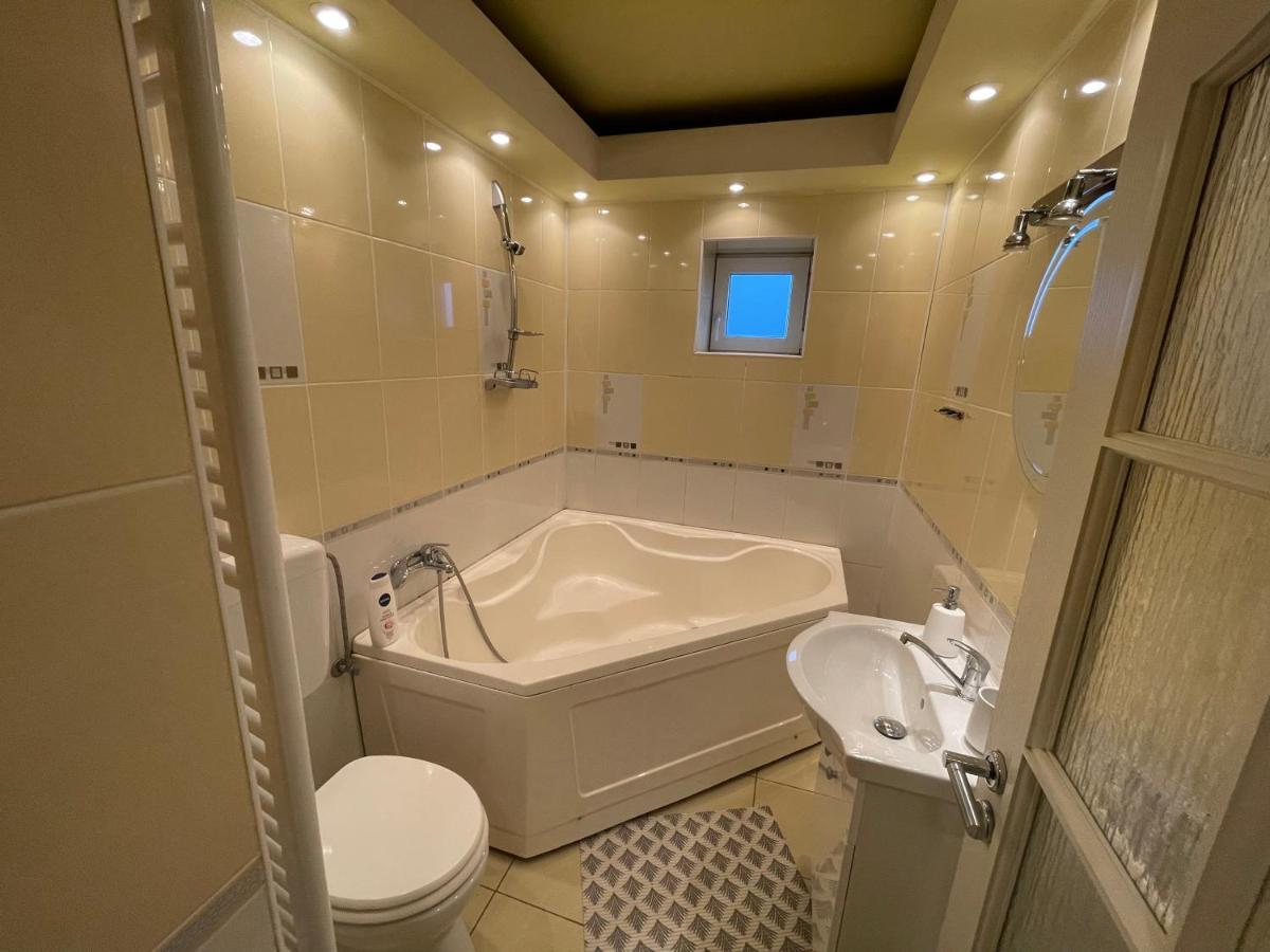 Lovely 3 Bedrooms Apartament Oradea Dış mekan fotoğraf