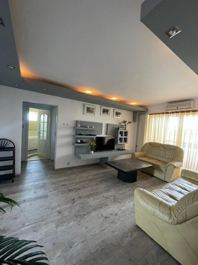 Lovely 3 Bedrooms Apartament Oradea Dış mekan fotoğraf